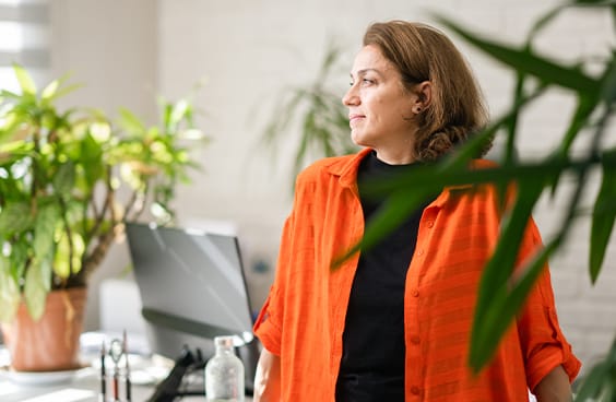 Frau im Büro stehend mit Blink nach links.