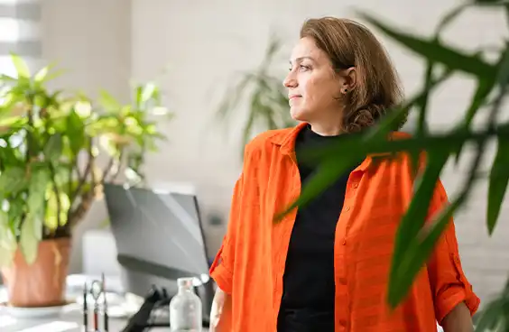 Frau im Büro stehend mit Blink nach links.