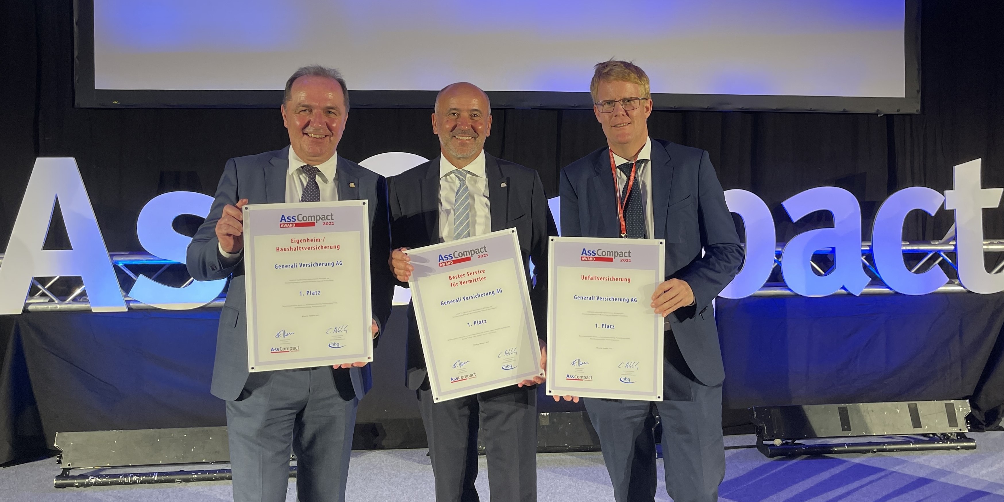 Thomas Bayer, Leiter Unabhängige Vertriebe, CSMO Arno Schuchter und Christoph Zauner, Leiter Retail und Corporate, freuen sich über die AssCompact Awards 2021 (v.l.n.r., Foto: Martina Draper).