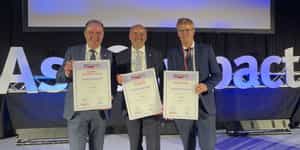 Thomas Bayer, Leiter Unabhängige Vertriebe, CSMO Arno Schuchter und Christoph Zauner, Leiter Retail und Corporate, freuen sich über die AssCompact Awards 2021 (v.l.n.r., Foto: Martina Draper).