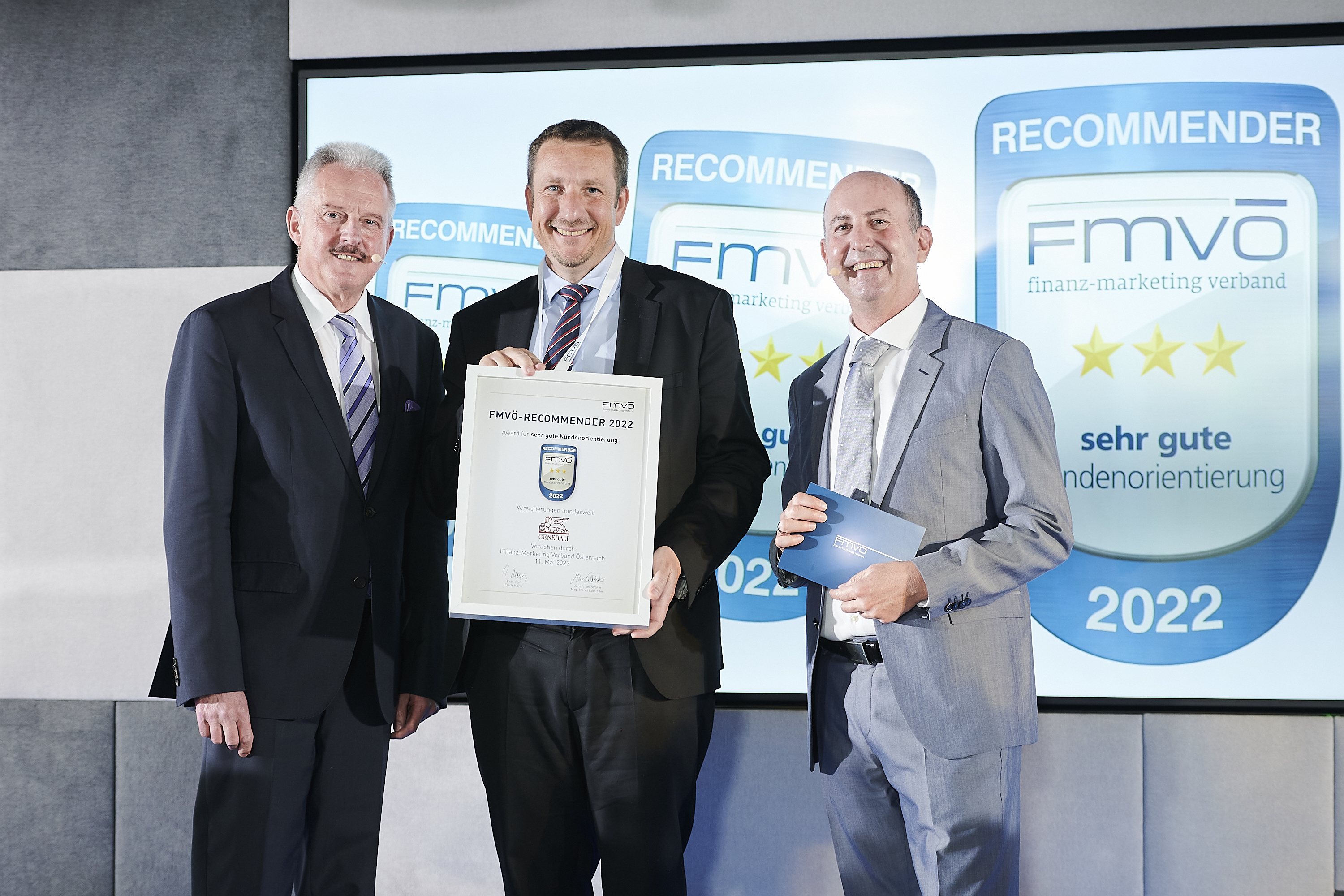 Generali CEO Gregor Pilgram (Mitte) präsentiert stolz die Auszeichnung. © FMVÖ/Martin Hörmandinger