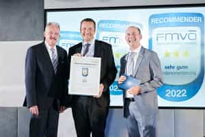 Generali CEO Gregor Pilgram (Mitte) präsentiert stolz die Auszeichnung. © FMVÖ/Martin Hörmandinger