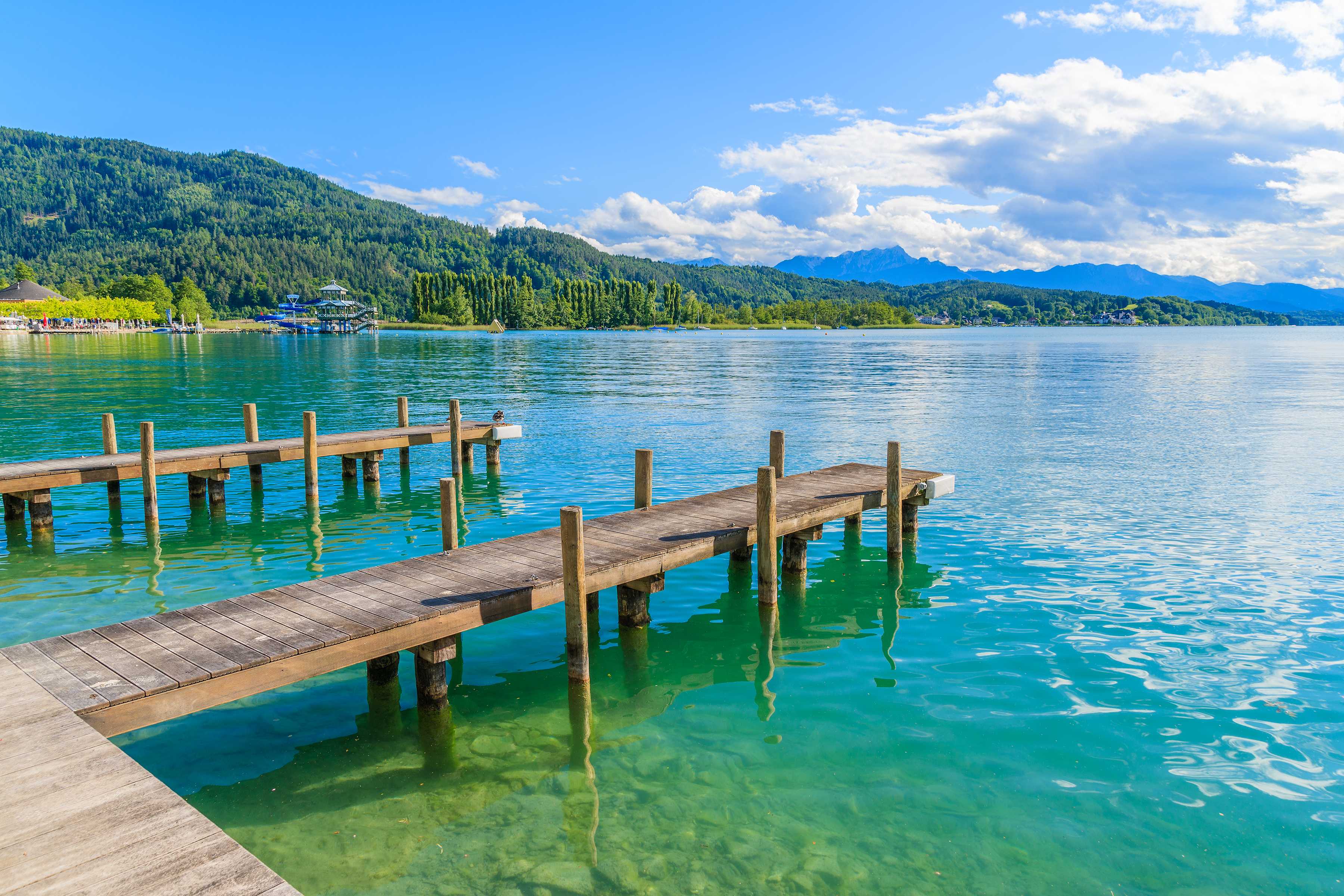 Holzsteg zum Festmachen von Booten auf See Wörthersee an schönen Sommertag, Österreich