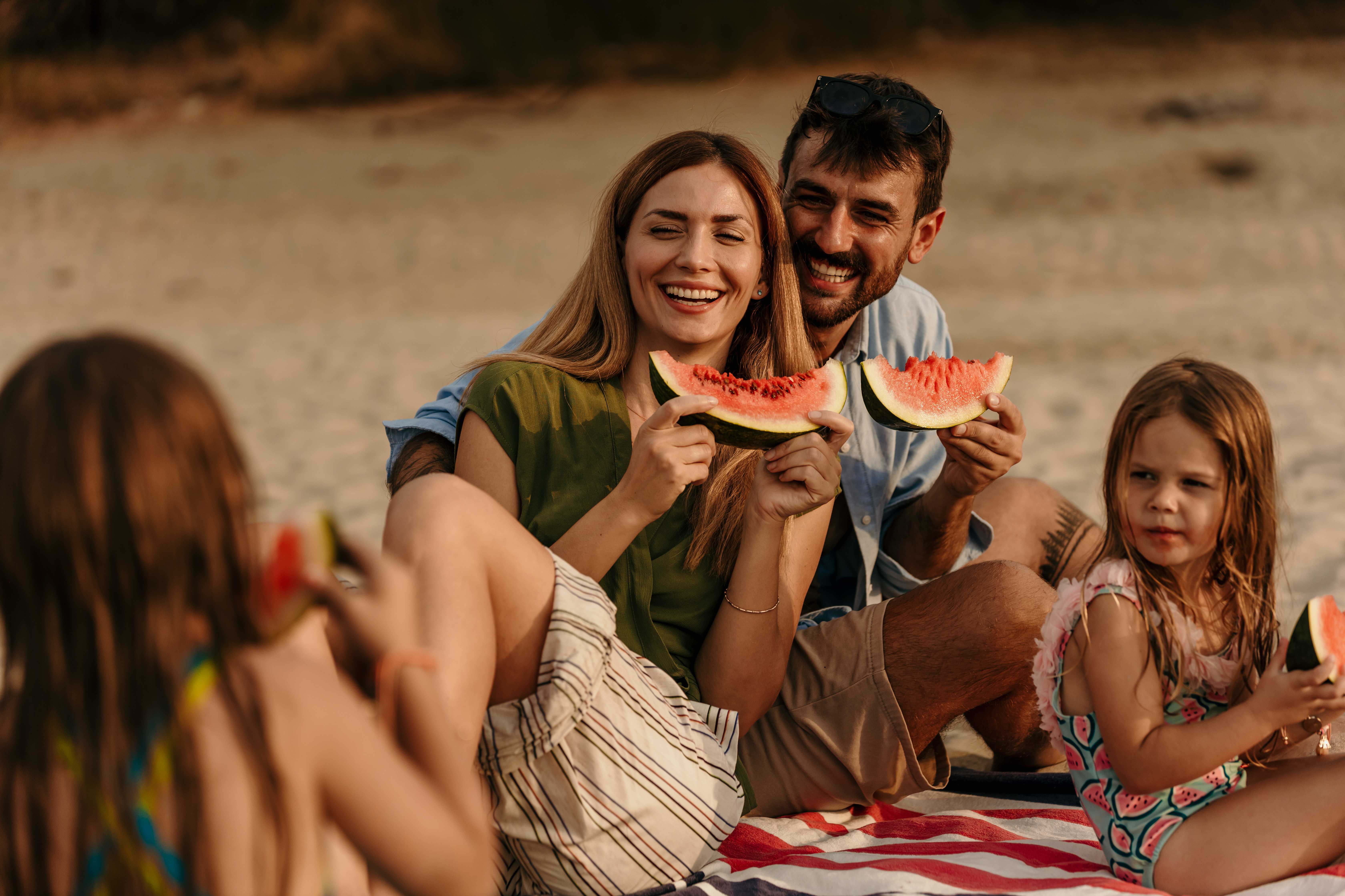 Familie beim Wassermelonen essen