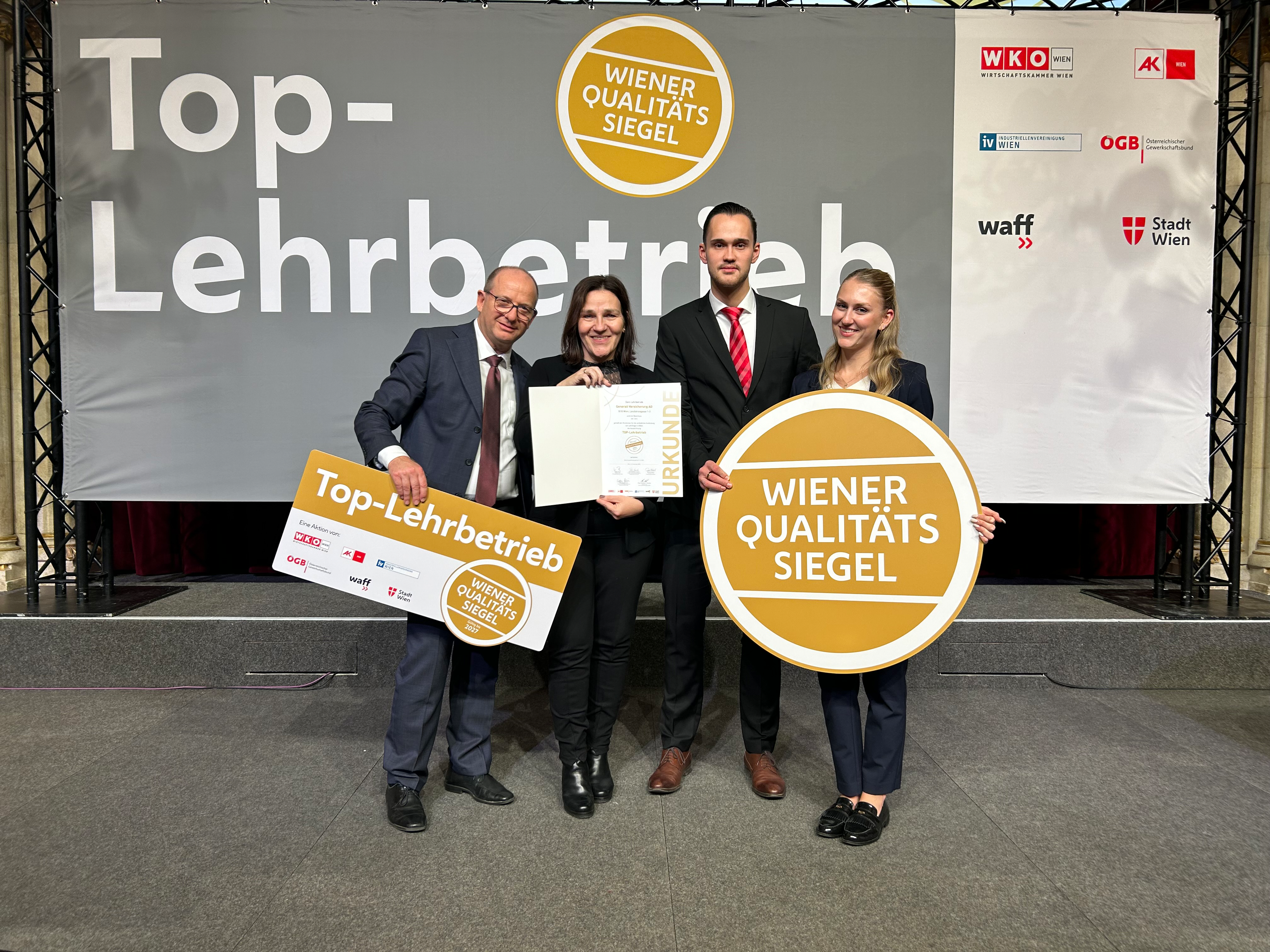 Bei der Verleihung für die Generali mit dabei waren HR-Leiter Christof Müller, Lehrlingsbeauftragte Ursula Dangl und die beiden Lehrlinge Florian Philippi und Lara Jankowsky (v.l.) © David Bohmann