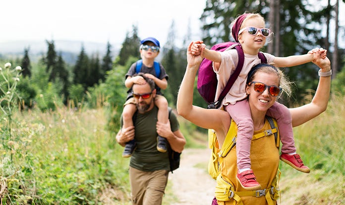 klassische-lebensversicherung-familie-bei-einer-wanderung-teaser.jpg