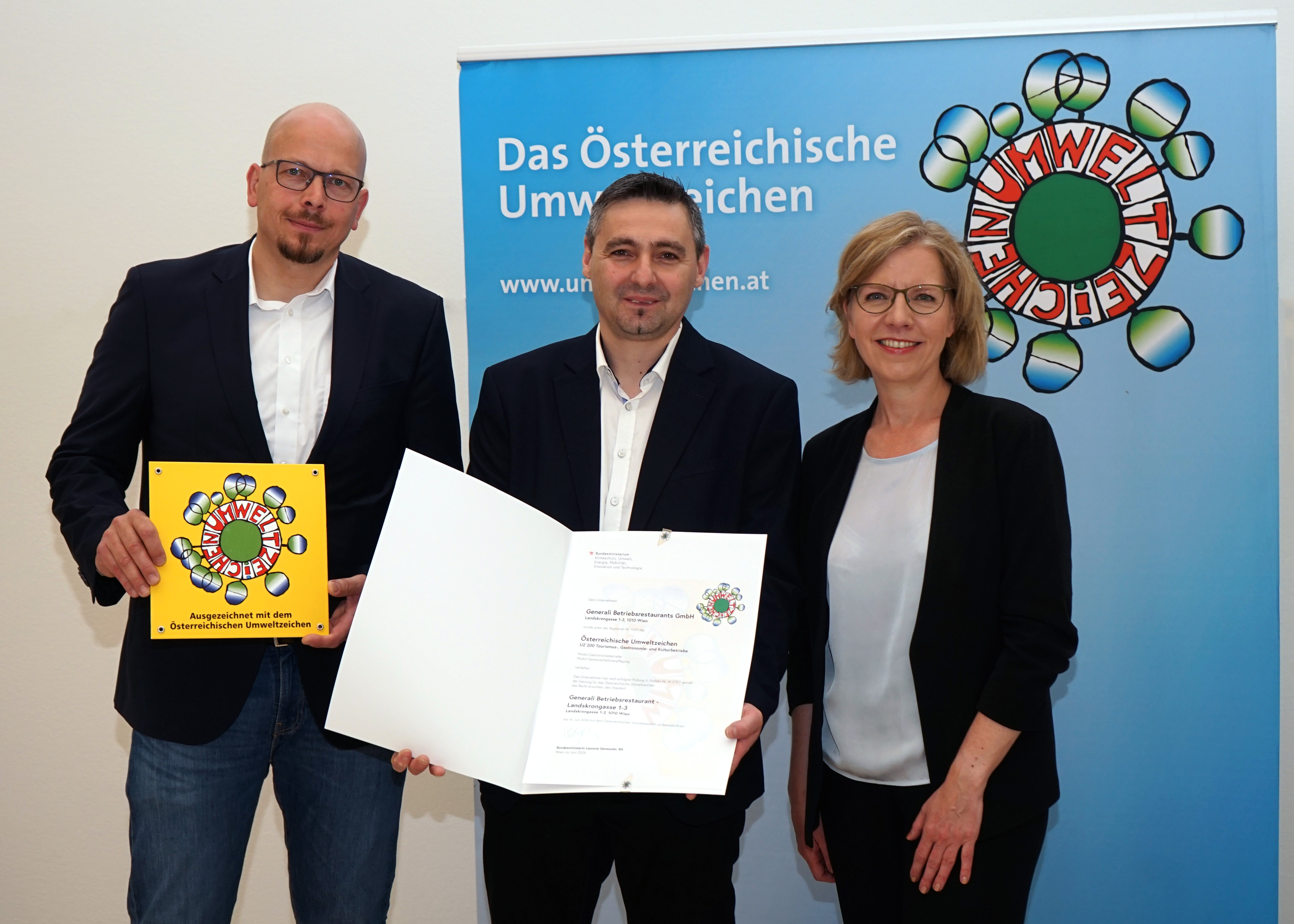 Geschäftsführer der Generali Betriebsrestaurants Thomas Steininger nahm gemeinsam mit dem Standortleiter Peter Ribarich das staatlich geprüfte Umweltsiegel Österreichs von Bundesministerin Leonore Gewessler entgegen (v.l.n.r). © Caro Kaltenreiner