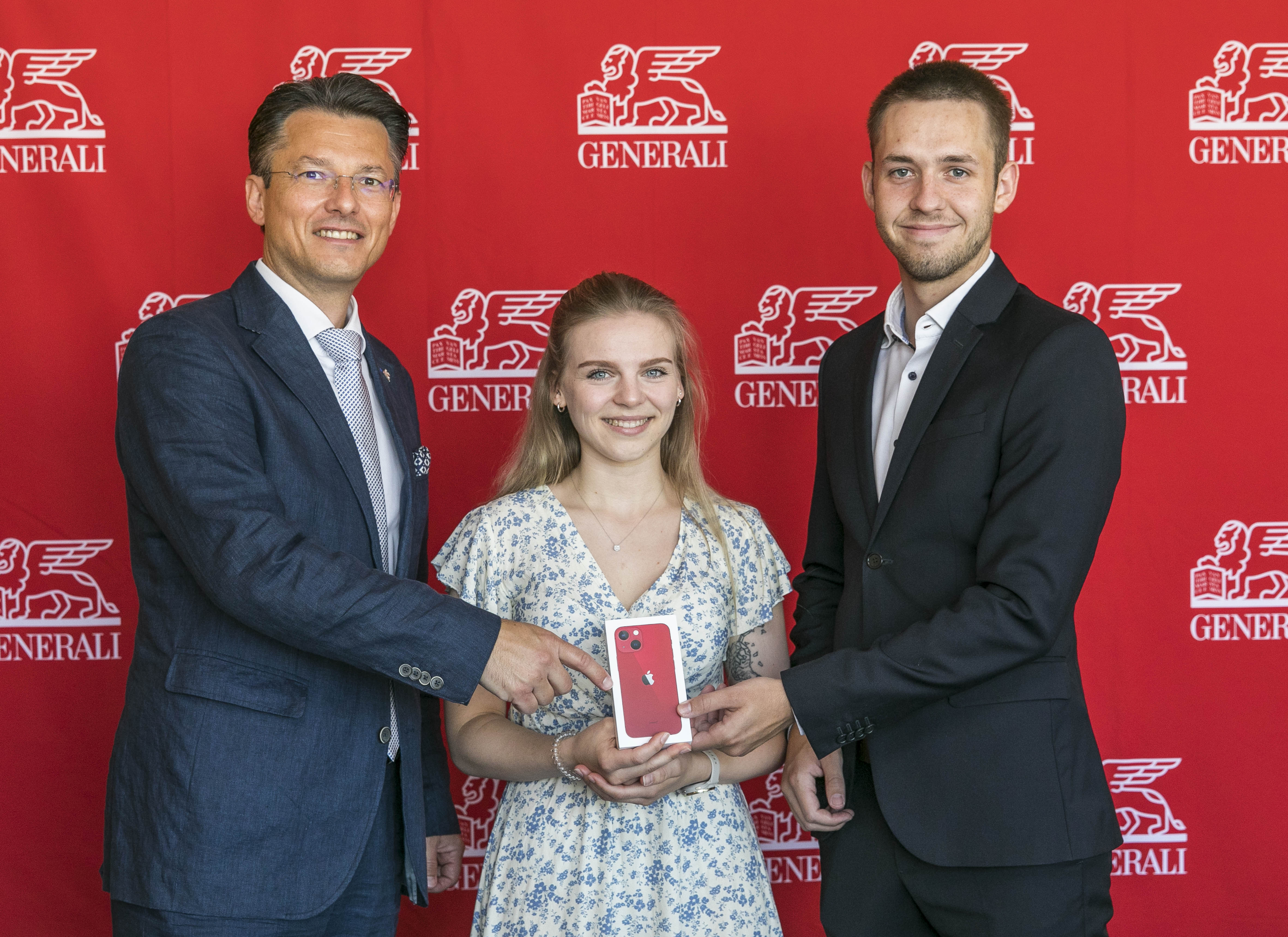 Jubiläumskundin Larissa Pichler mit Generali Landesdirektor Antoni Tichonow (l.) und Kundenbetreuer Daniel Vallon © wildbild/Generali.