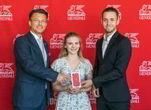 Jubiläumskundin Larissa Pichler mit Generali Landesdirektor Antoni Tichonow (l.) und Kundenbetreuer Daniel Vallon © wildbild/Generali.