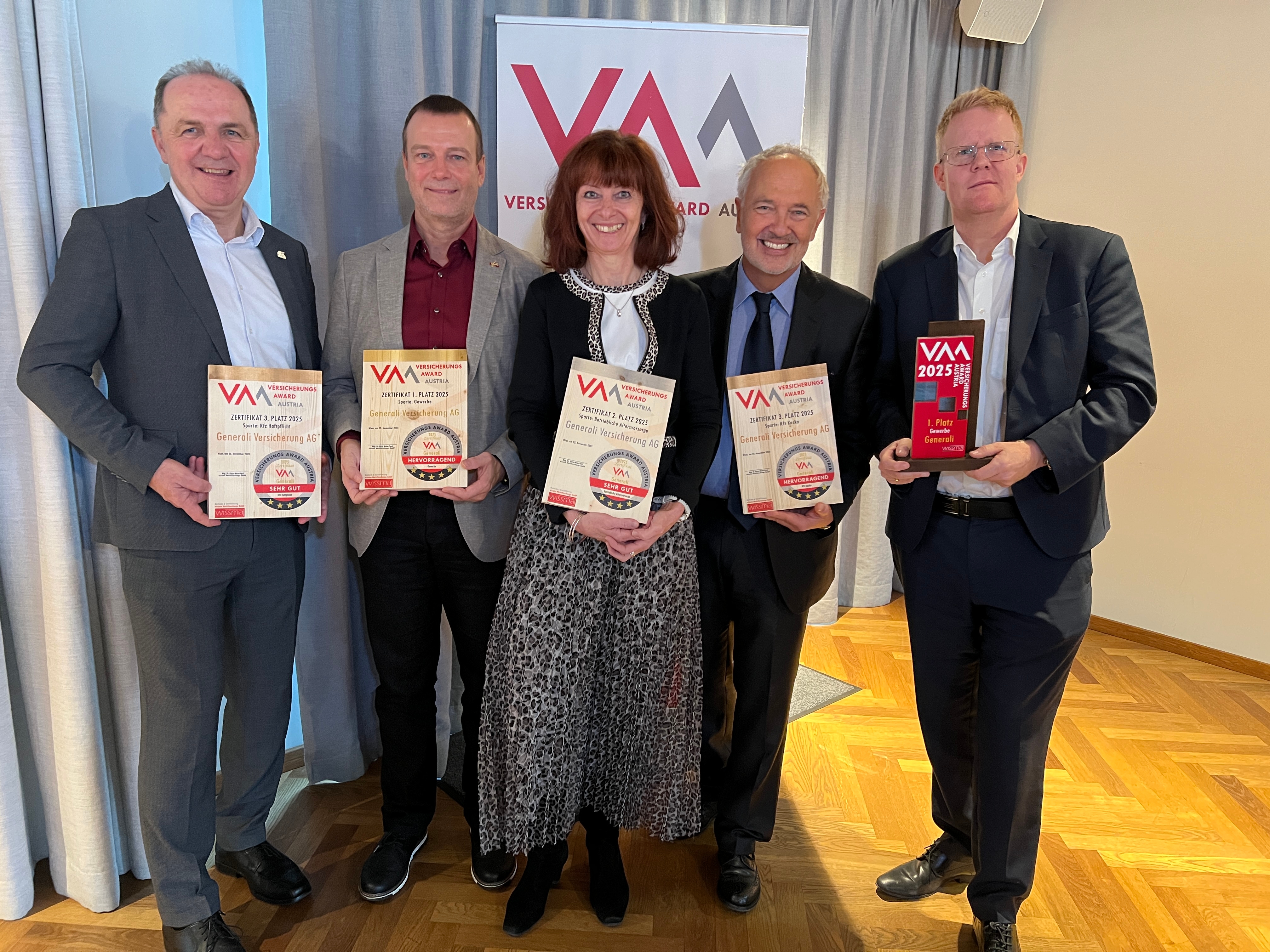 Die Generali zählt mit vier Top-Platzierungen zu den Gewinner_innen des Versicherungs Award Austria 2025: Thomas Bayer, Günther Gustavik, Andrea Trost, Sergius Kahr und Christoph Zauner (v.l.n.r.) © Birgit Dolezal-Swietly