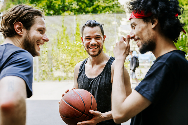 Drei Männer beim Sport reden miteinander.