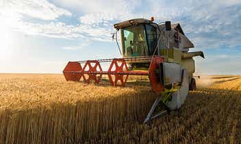 landwirtschaft-traktor-faehrt-ueber-ein-feld-teaser.jpg