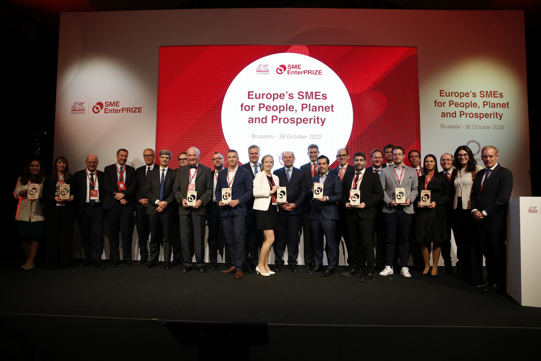 Die Gewinner_innen des SME EnterPRIZE präsentieren gemeinsam mit dem Management der Generali ihre Auszeichnungen © DCPHOTOGRAPHY