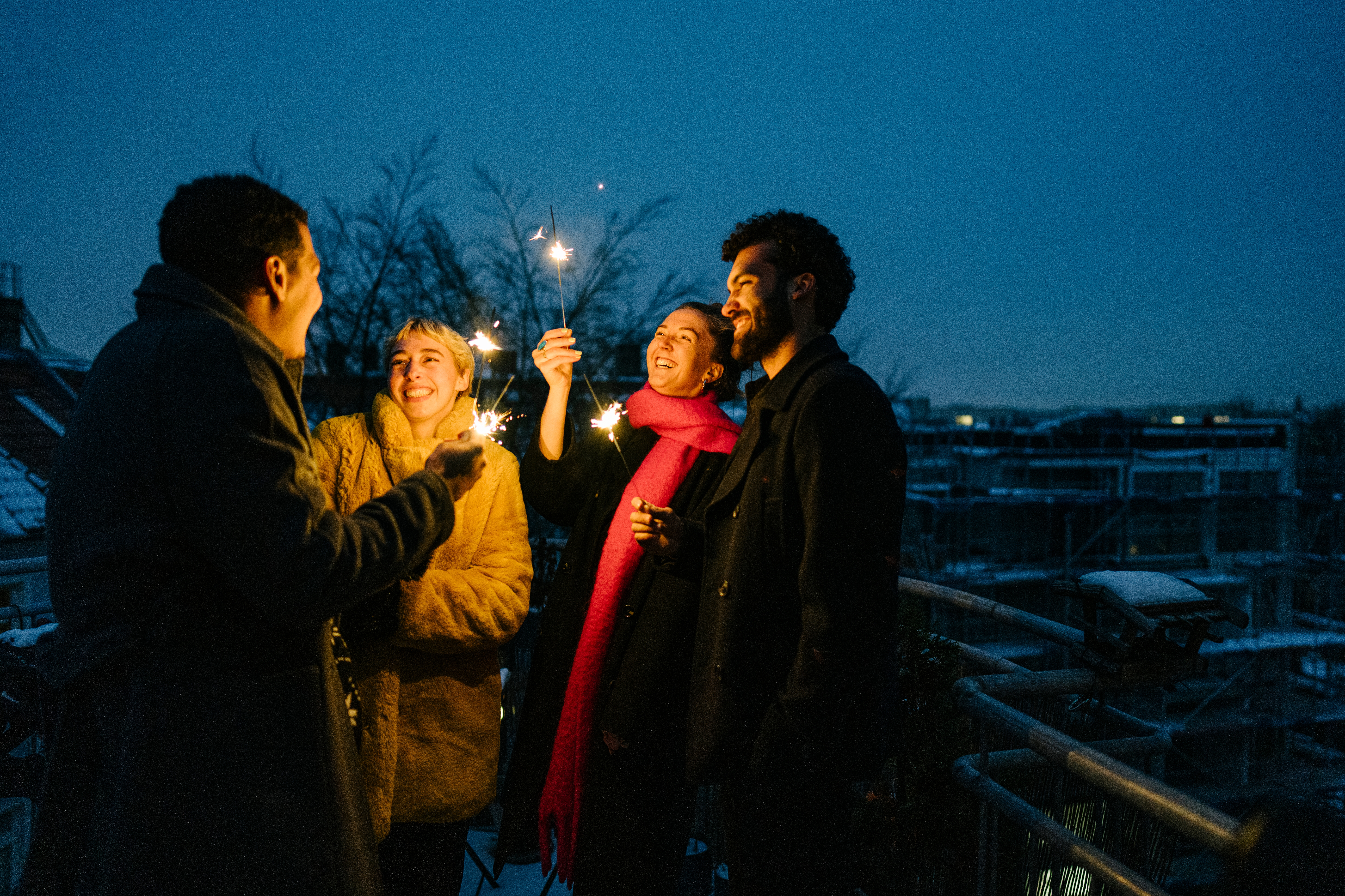 Freunde feiern Silvester.