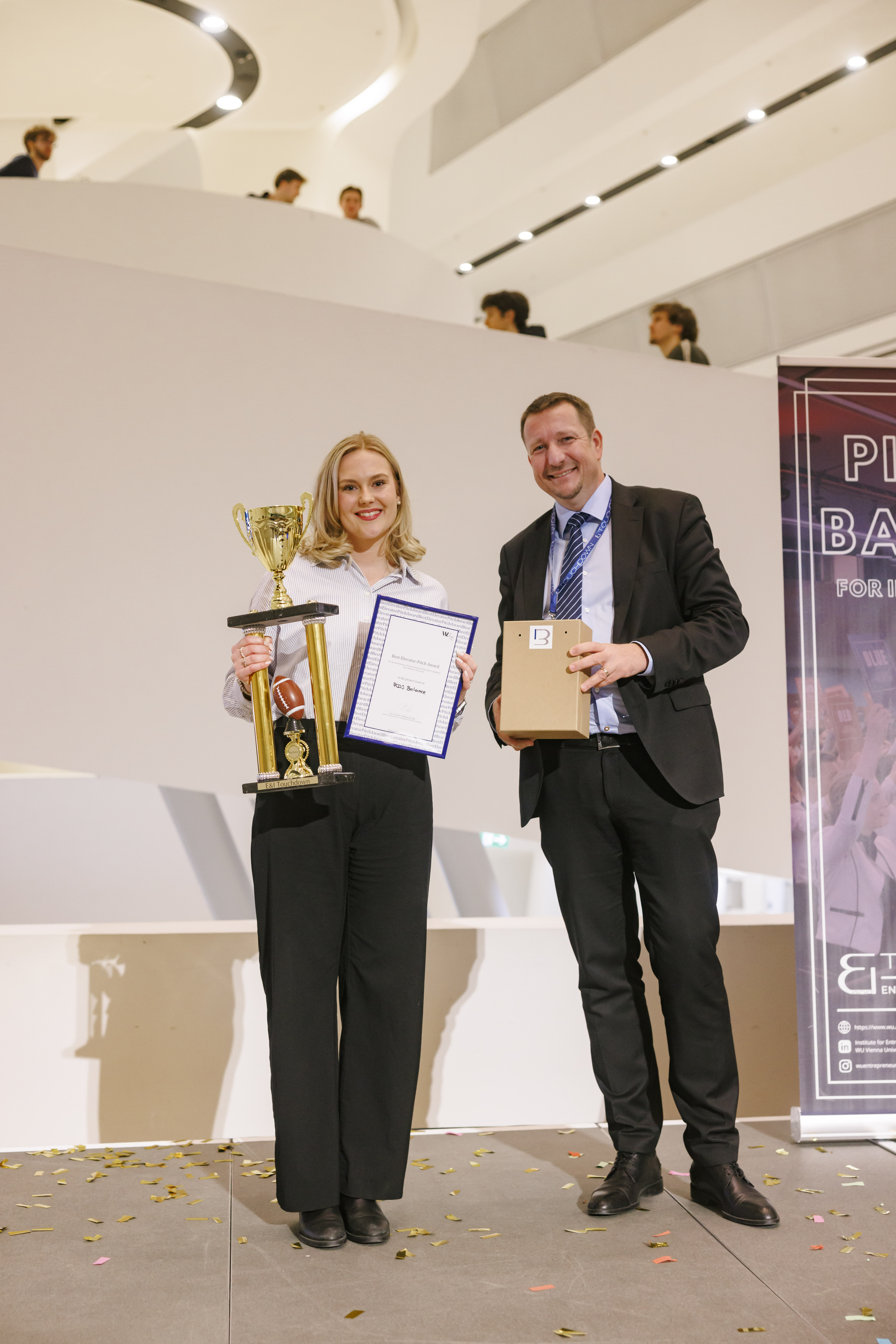 CEO Gregor Pilgram mit der Gewinnerin des Touchdowns Katharina Huckfeldt. © Marcella Ruiz Cruz