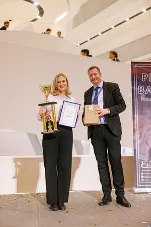CEO Gregor Pilgram mit der Gewinnerin des Touchdowns Katharina Huckfeldt. © Marcella Ruiz Cruz