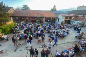 Kulturelle Veranstaltung im Hof von Dorfplatz STAW © BResl