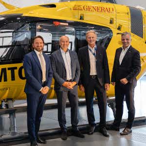Marco Trefanitz, Geschäftsführer der ÖAMTC-Flugrettung, Arno Schuchter, Vorstand für Vertrieb und Marketing der Generali, Wolfgang Zumtobel, Vizepräsident des ÖAMTC, sowie Oliver Schmerold, Direktor des ÖAMTC, (v.l.n.r.) übernahmen mit Freude den neuen Helikopter. © Airbus Helicopters/Patrick Heinz