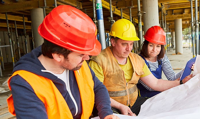 bauwesen-kollegen-schauen-plan-an.jpg