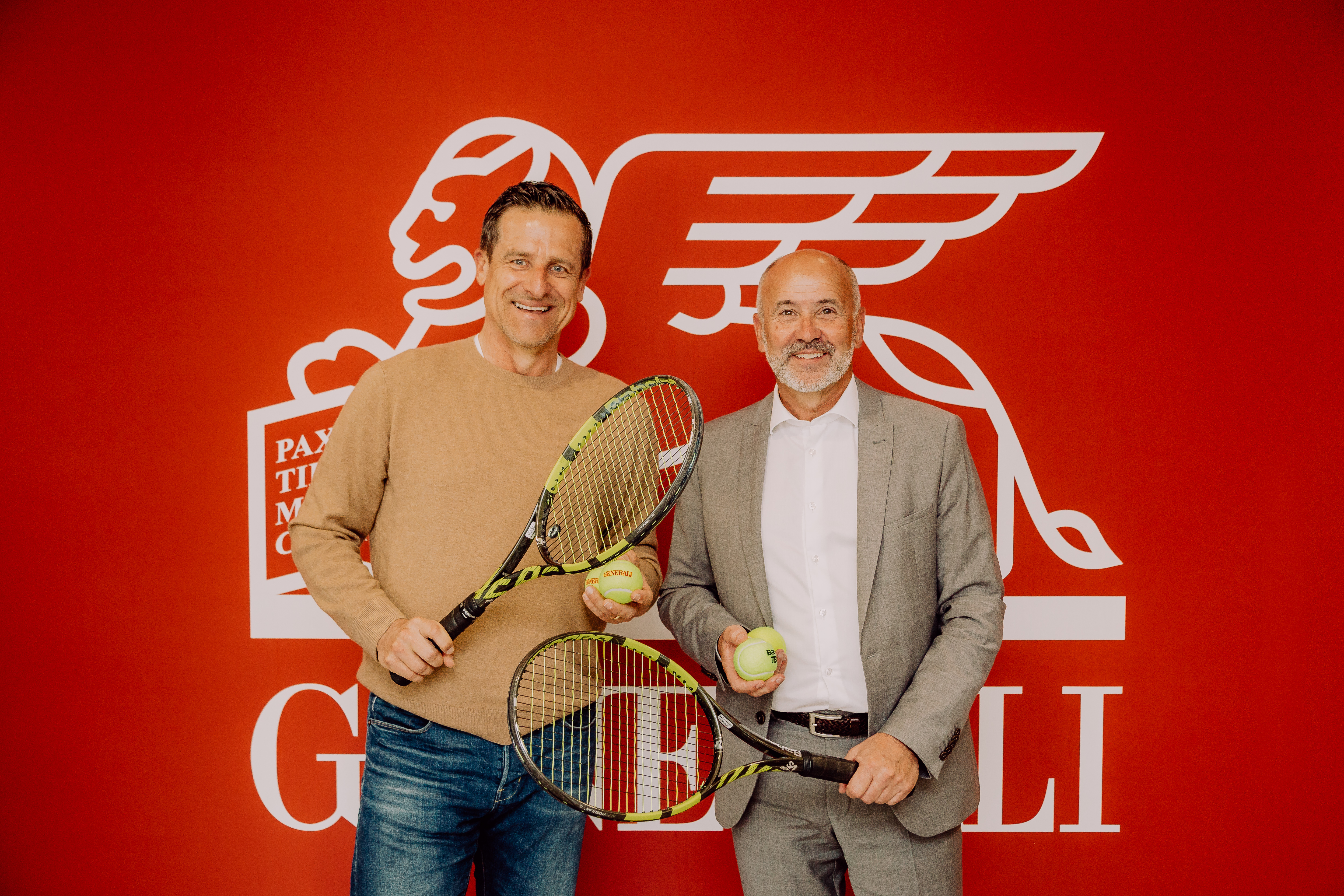 Generali Open Kitzbühel Turnierdirektor Alexander Antonitsch und Arno Schuchter, Vorstand für Vertrieb und Marketing der Generali Versicherung, freuen sich über die Vertragsverlängerung. © Christoph Baumann