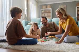 Trotz häufiger Konflikte bleibt das Verhältnis zwischen Eltern und Kindern überwiegend harmonisch © GettyImages