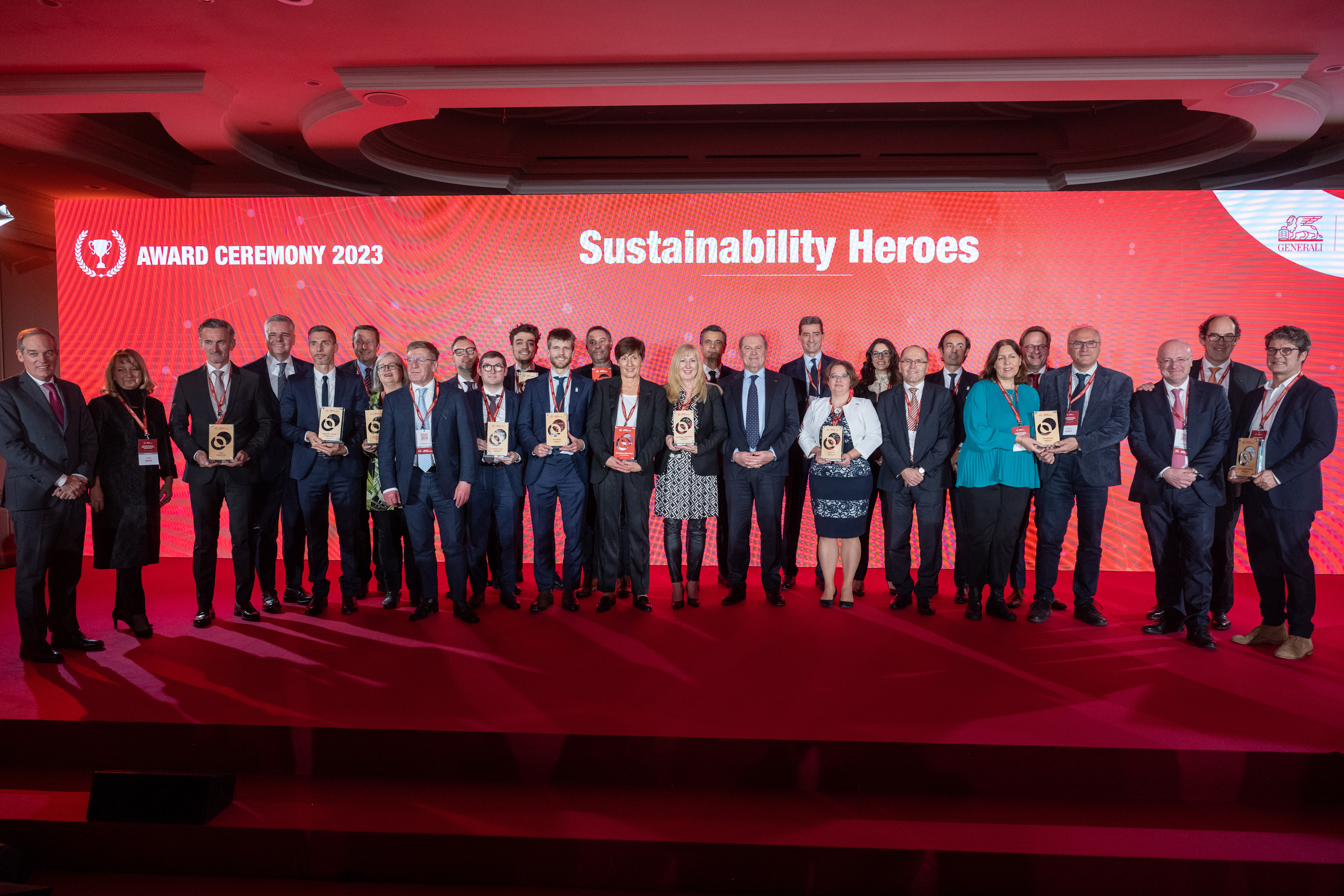Die Sustainability Heroes aus zehn europäischen Ländern präsentieren gemeinsam mit Vertreter_innen der Generali ihre Auszeichnungen. 