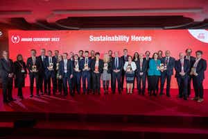 Die Sustainability Heroes aus zehn europäischen Ländern präsentieren gemeinsam mit Vertreter_innen der Generali ihre Auszeichnungen.