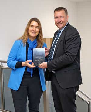 Ingrid Krawarik vom Börsianer überreicht Generali CEO Gregor Pilgram das Qualitätssiegel © Astrid Weiss