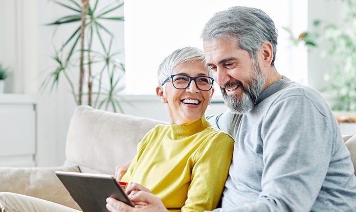 bestattungsvorsorge-aelteres-paar-auf-dem-sofa-teaser.jpg