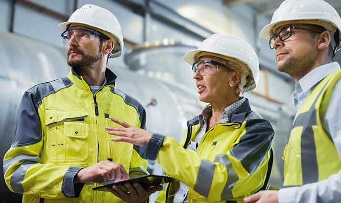 branchenspezifischer-versicherungsschutz-menschen-in-sicherheitskleidung-teaser.jpg