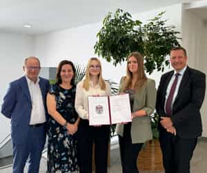 v.l.: HR-Leiter Christof Müller, Lehrlingsbeauftragte Ursula Dangl, die Lehrlinge Katharina Krammer und Victoria Wandl gemeinsam mit Generali CEO Gregor Pilgram © Juliane Egger