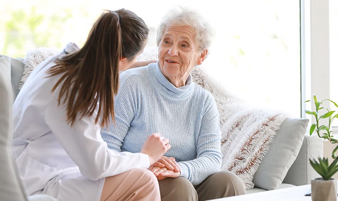 pflegegeldversicherung-alte-frau-im-pflegeheim-teaser.jpg