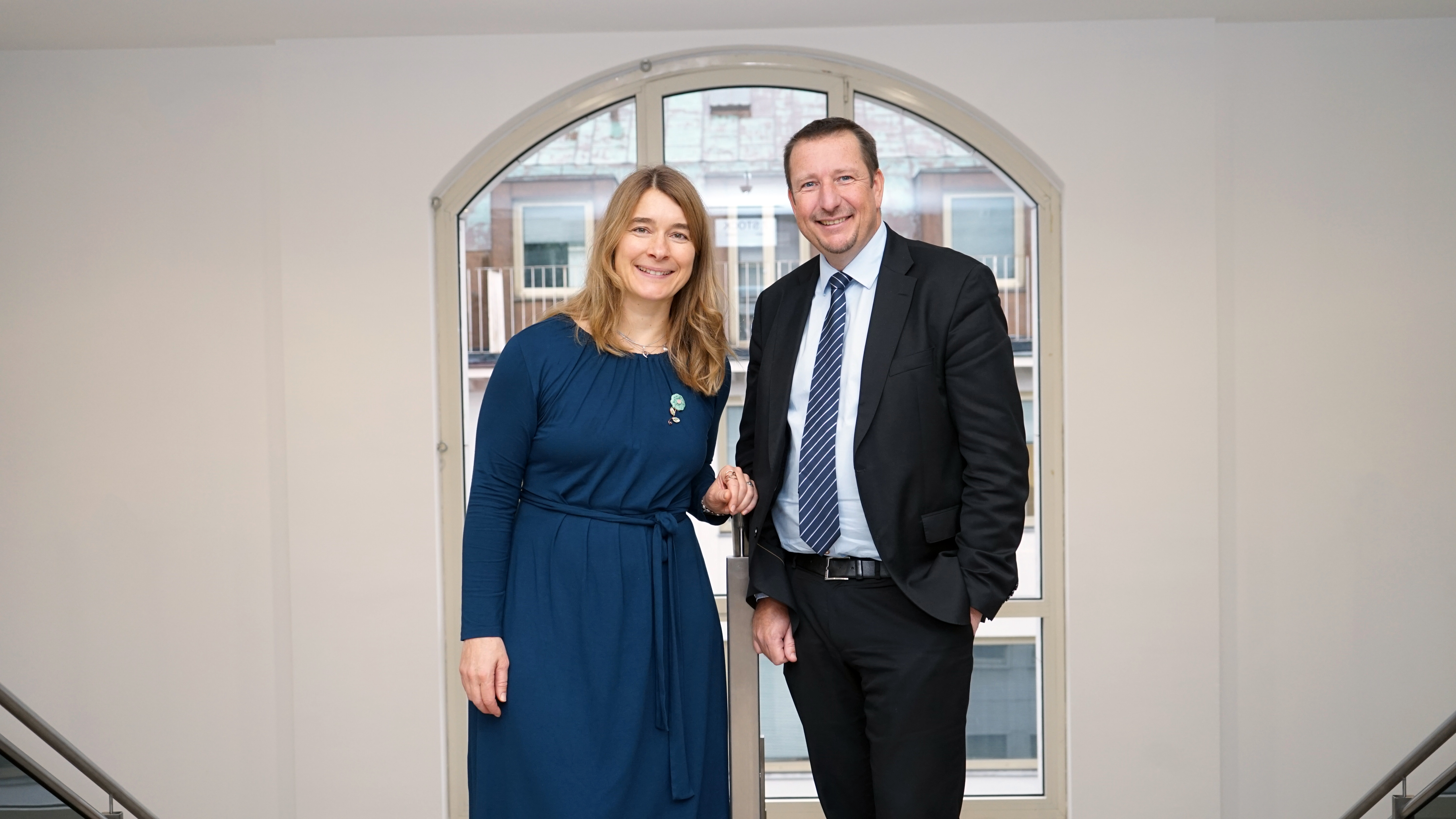 Ingrid Krawarik, Chefredakteurin des Börsianers, gratuliert Generali CEO Gregor Pilgram zu den Auszeichnungen © Astrid Weiss