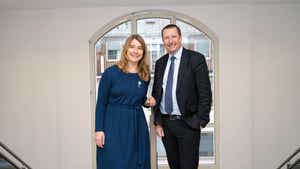 Ingrid Krawarik, Chefredakteurin des Börsianers, gratuliert Generali CEO Gregor Pilgram zu den Auszeichnungen © Astrid Weiss