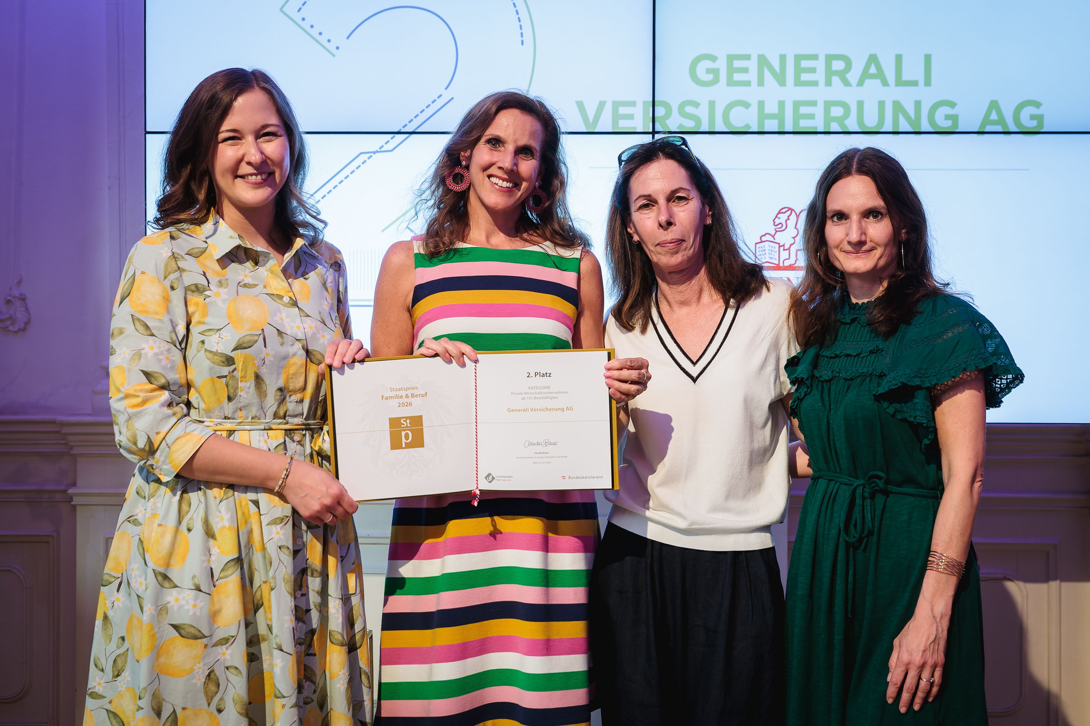 Katja Bernstein-Andrä, Sylvia Zirsky und Astrid Weiss nahmen den Preis von Claudia Bauer entgegen ©Valentin Brauneis