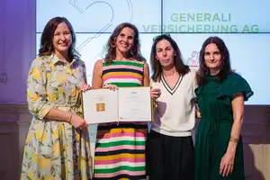 Katja Bernstein-Andrä, Sylvia Zirsky und Astrid Weiss nahmen den Preis von Claudia Bauer entgegen ©Valentin Brauneis