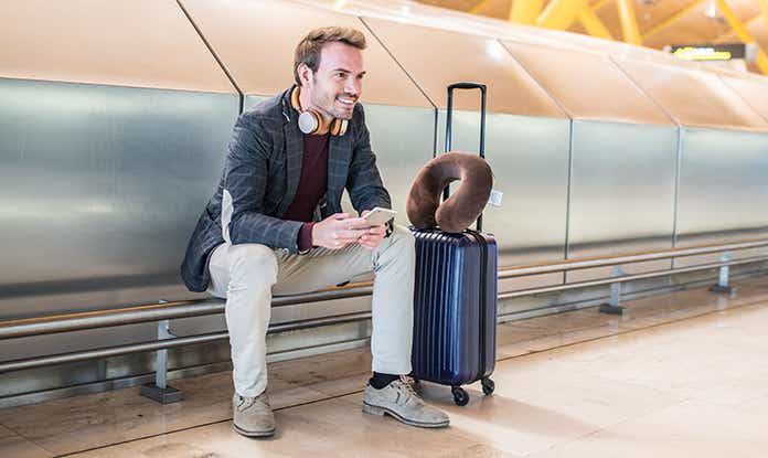 kurzfristige-krankenversicherung-mann-am-flughafen-teaser.jpg