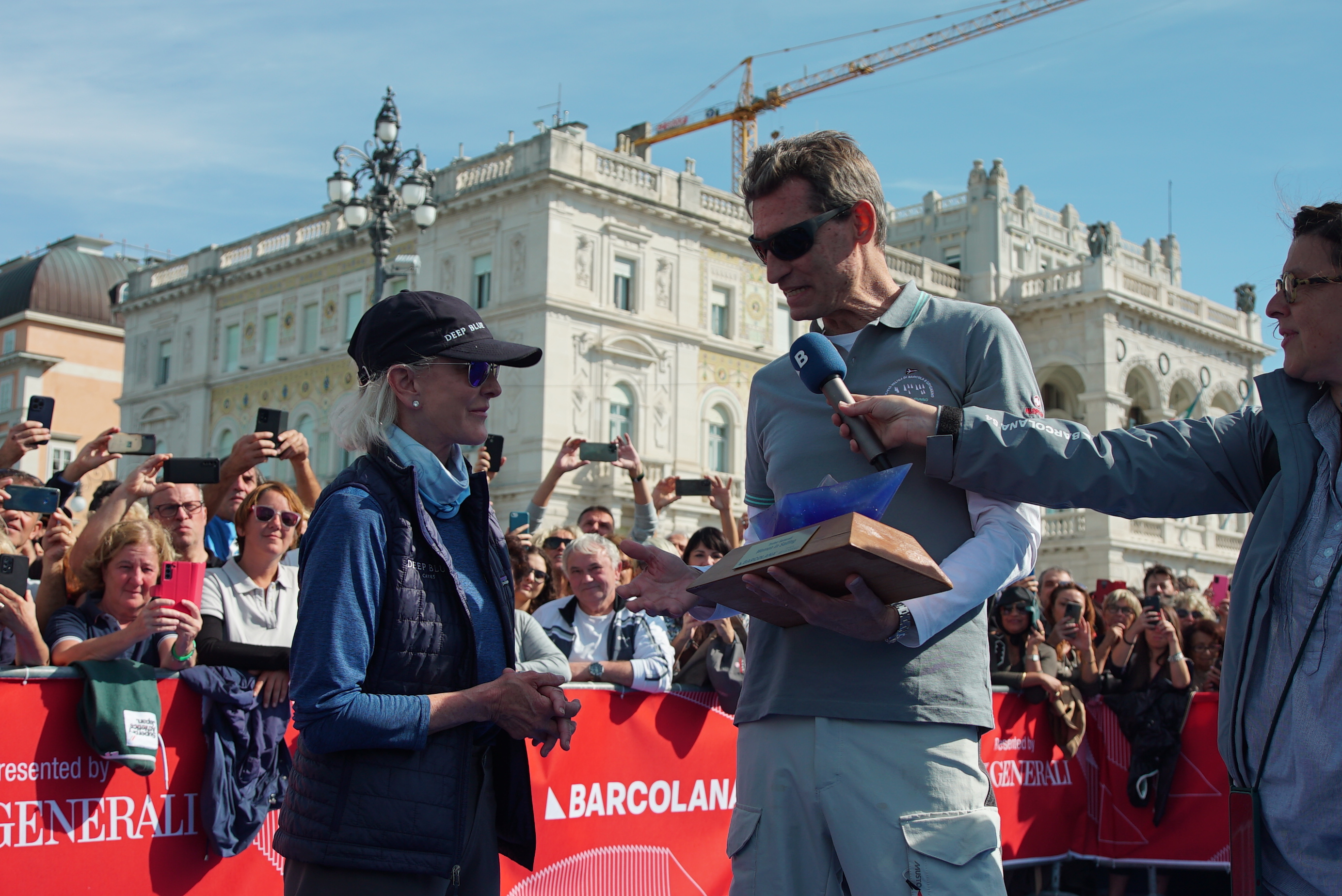 Verleihung der Generali Women in Sailing Trophy 2022 mit Wendy Schmidt und Andrea Sironi, Chairman der Assicurazioni Generali. © Barcolana | Camilla Bach