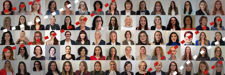 Viele kleine Bilder von einzelnen Frauen, die in die Kamera lächeln, sind nebeneinander gereiht.