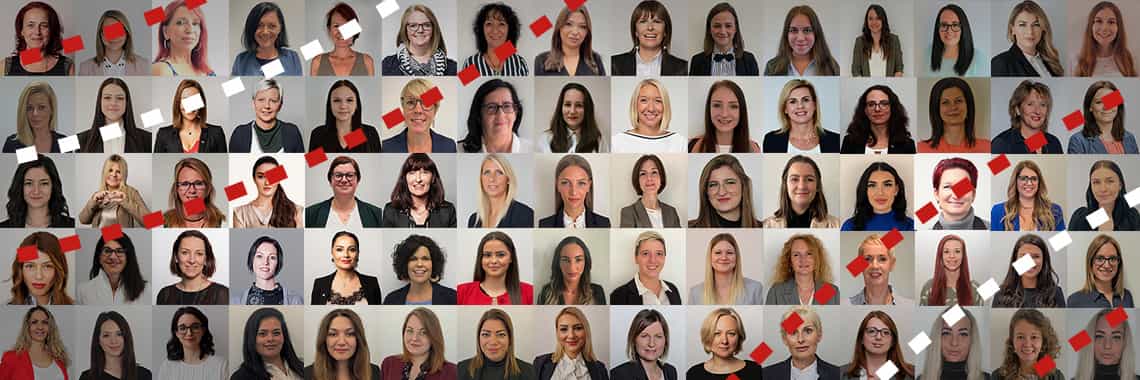 Viele kleine Bilder von einzelnen Frauen, die in die Kamera lächeln, sind nebeneinander gereiht.