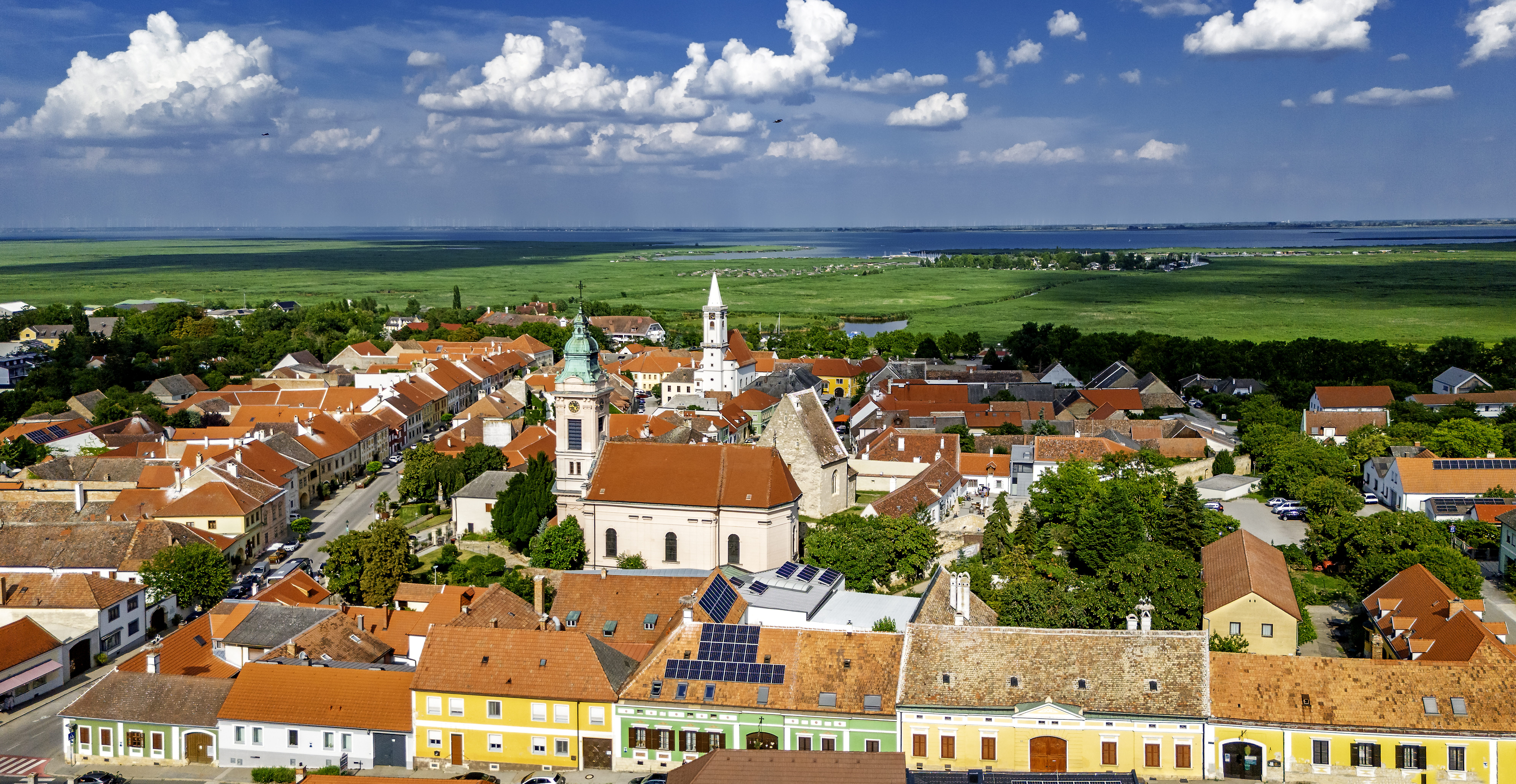 Stadtbild von Rust im österreichischen Bundesland Burgenland, am Westufer des Neusiedler Sees nahe der Grenze zu Ungarn.