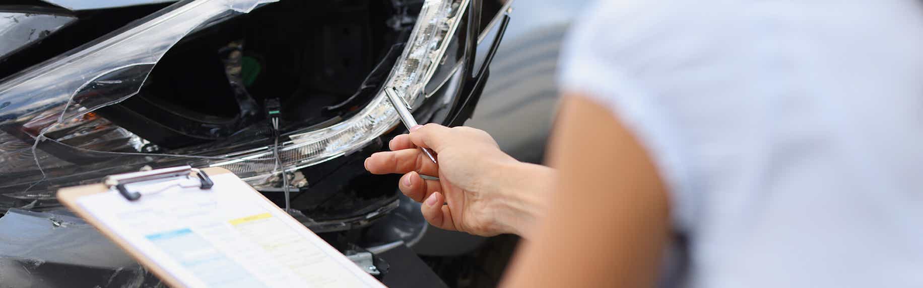 kfz-haftpflicht-frau-begutachtet-schaden-am-auto.jpg