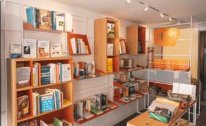 Im Geschäft findet sich eine Auswahl an Publikationen, die sich auf die frühe Kindheit, Inklusion, soziales Unternehmertum und Nachhaltigkeit konzentriert © Generali