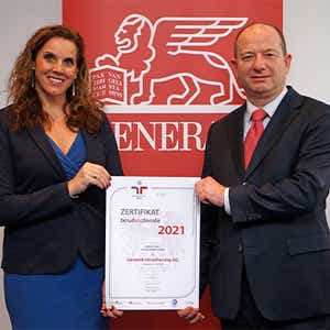 Christof Müller, Leiter Human Resources Generali Österreich, und Katja Bernstein-Andrä, HR Business Partnerin und Auditverantwortliche, freuen sich über das neue Zertifikat Audit berufundfamilie. © Astrid Weiss