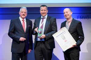 Generali CEO Gregor Pilgram präsentiert die Auszeichnung als „Versicherung mit der besten Kund:innenberatung“. Im Bild v.l.n.r.: Erich Mayer (Präsident Finanz-Marketing Verband Österreich), Gregor Pilgram (Generali), Robert Sobotka (Geschäftsführer Telemark Marketing) © FMVÖ/Martin Hörmandinger