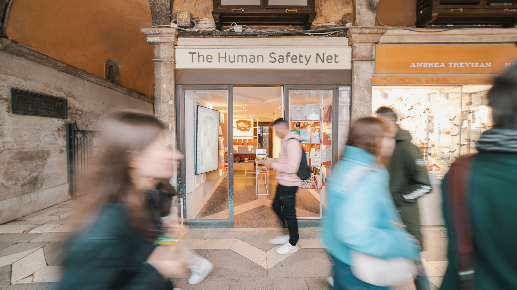 Die Buchhandlung von The Human Safety Net in den alten Prokuratien am Markusplatz © Generali