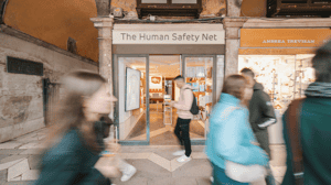Die Buchhandlung von The Human Safety Net in den alten Prokuratien am Markusplatz © Generali