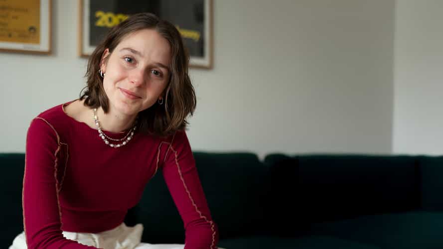 Eine junge Frau lächelt in die Kamera.