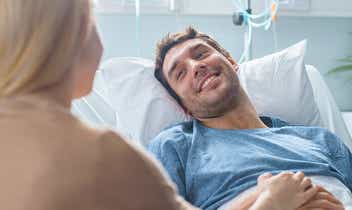 sonderklasse-frau-am-krankenbett-des-ehemanns-teaser.jpg